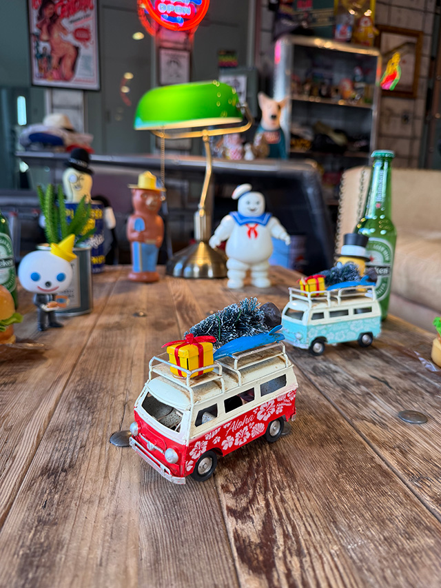 ハワイアン クリスマス ワーゲンバス ミニ ブリキオブジェ （レッド