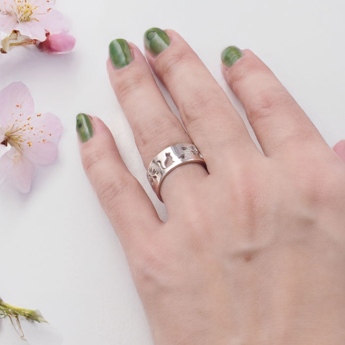 エス 和柄 アクセサリー 霞桜×猫 平打ちリング 透かし彫 8mm幅 ピンク