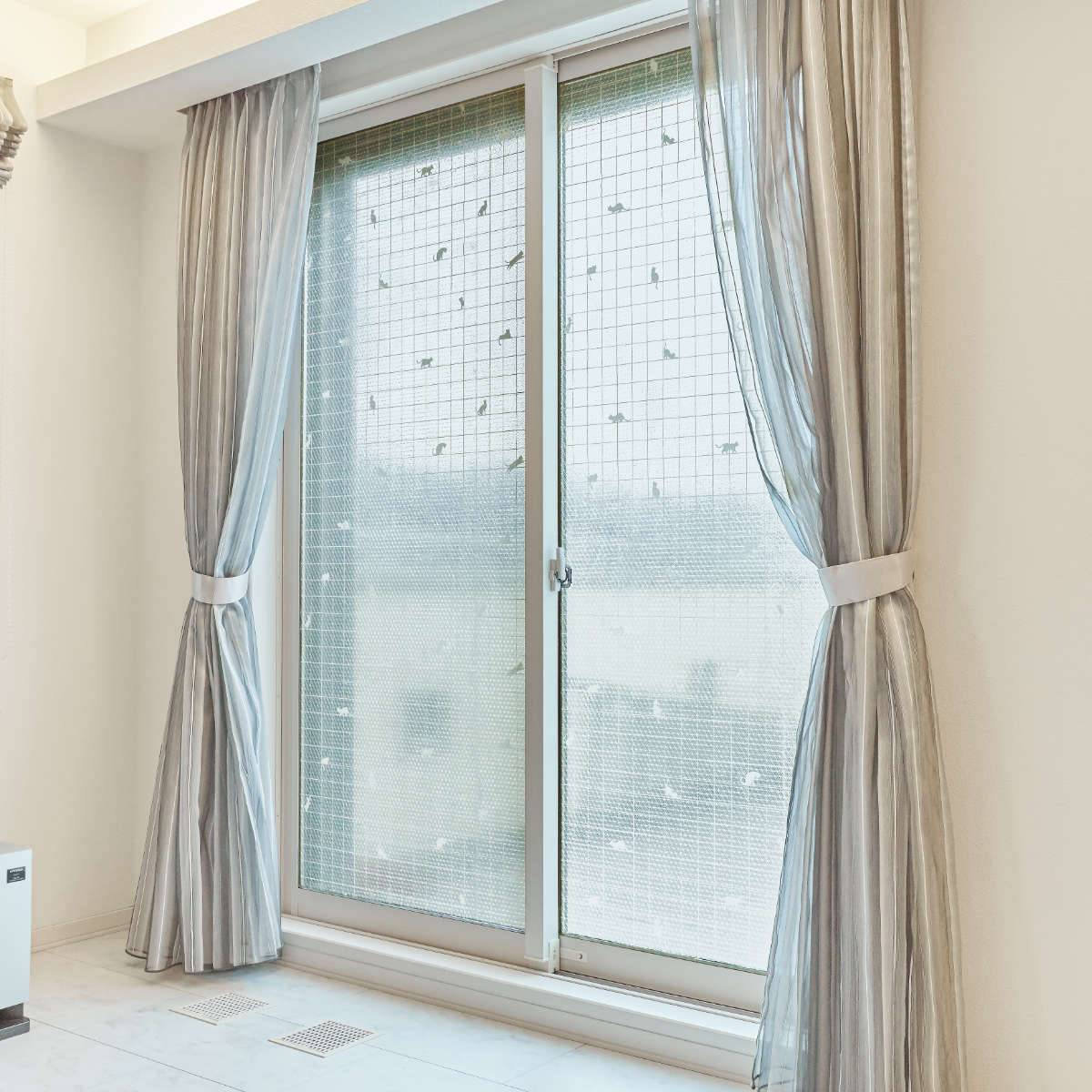 断熱シート マドピタシート レース調 ネコ柄 90cm×180cm （ 窓貼り