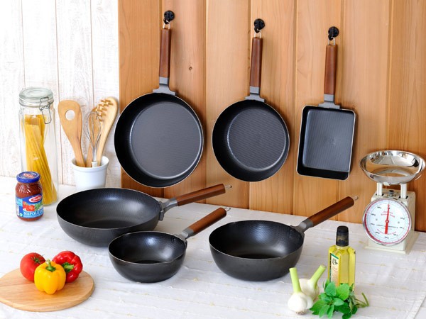 □在庫限り・入荷なし□ フライパン 両面エンボス加工 鉄製くるくる