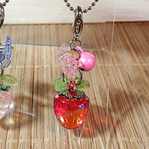 クリア フルーツ チャーム キーホルダー（いちご）0658no/鈴