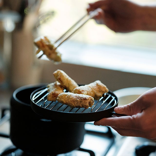 ツレヅレハナコ × オレンジページ ふたつき鉄製ミニ揚げ鍋・13cm