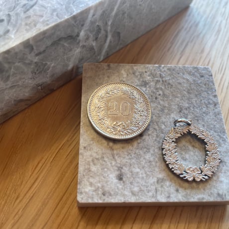 スイス 20ラッペン リース柄 切り抜きネックレス - 静岡市でシルバー