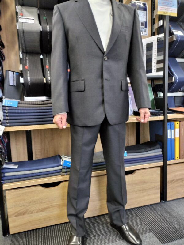 グレー系・スタンダード素材&ペイズリー柄裏地-大阪京橋店スーツ