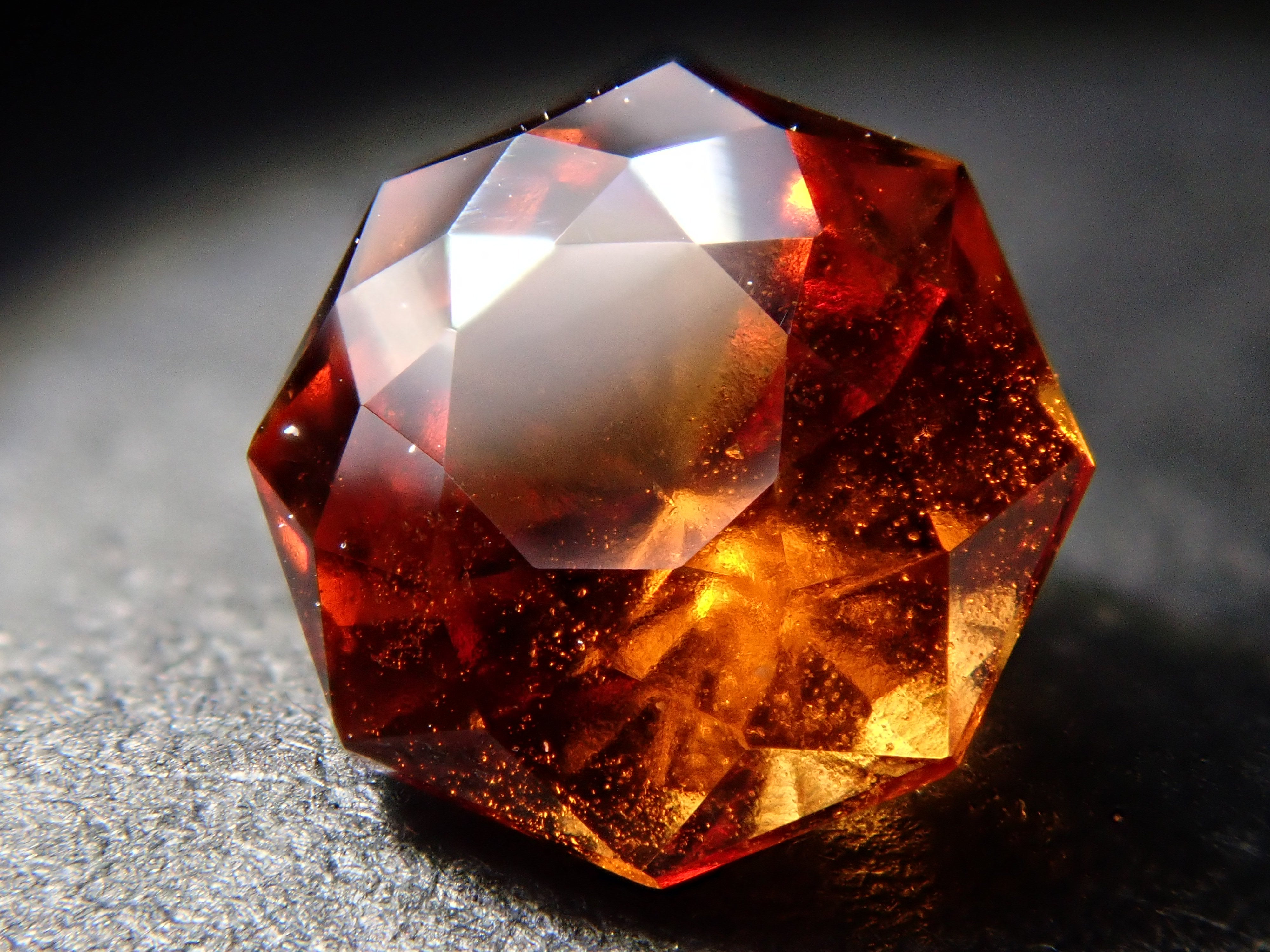 12561611掲載】スリランカ産ヘソナイトガーネット 0.681ctルース