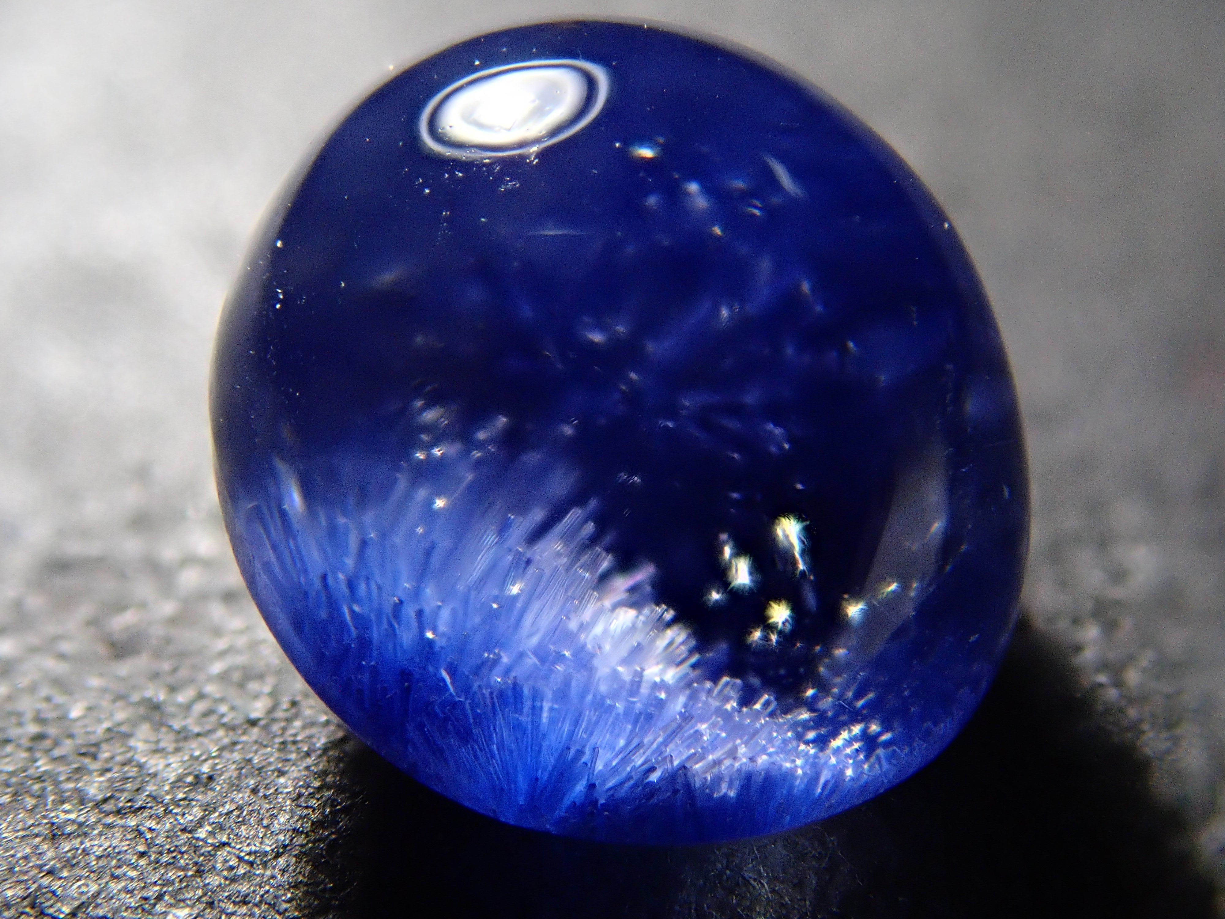 12561976掲載】ブラジル産デュモルチェライトインクォーツ 1.392ctルース