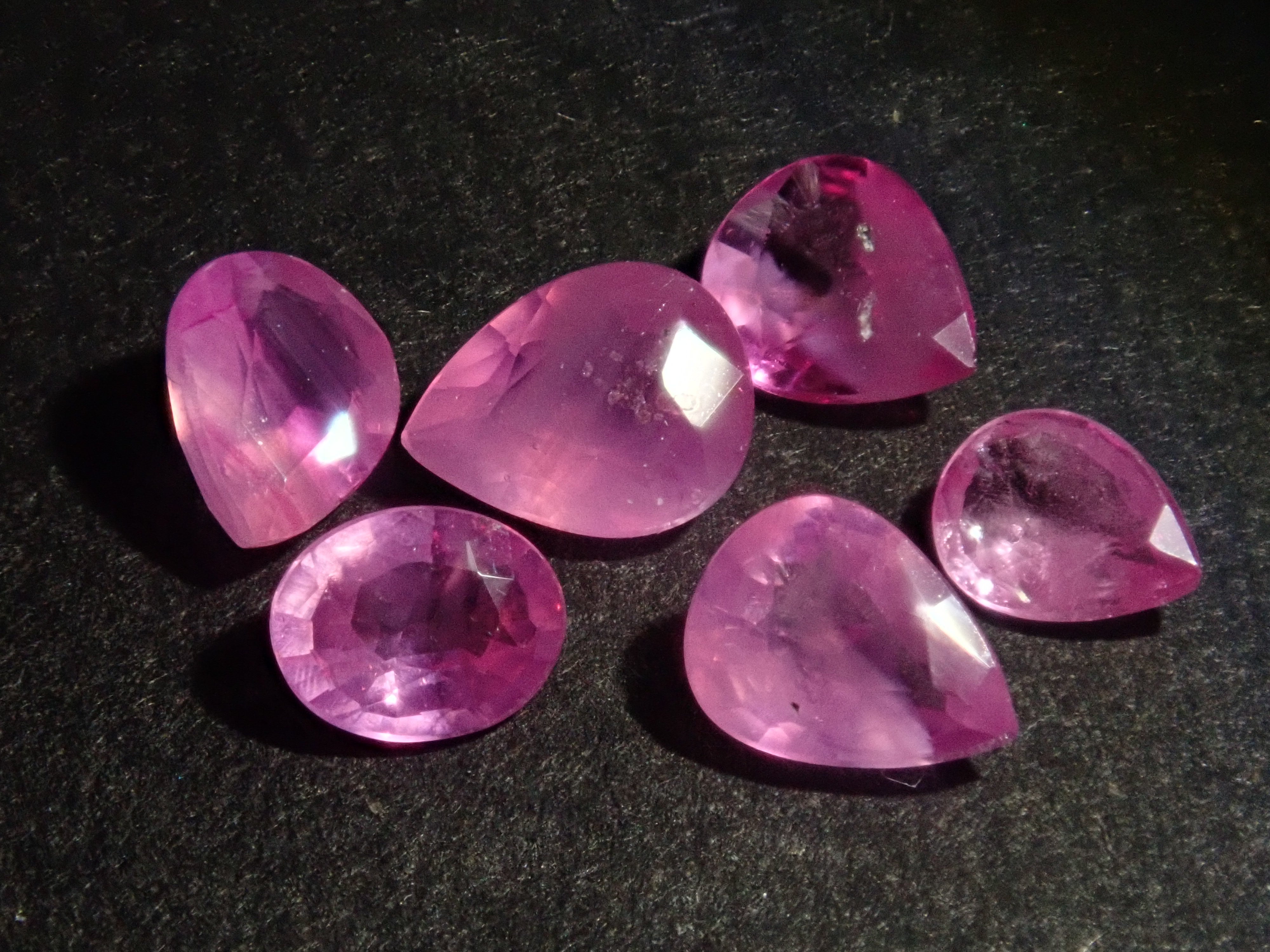 ベトナム産非加熱シルキーピンクサファイア1石ルース（ミルキーピンク