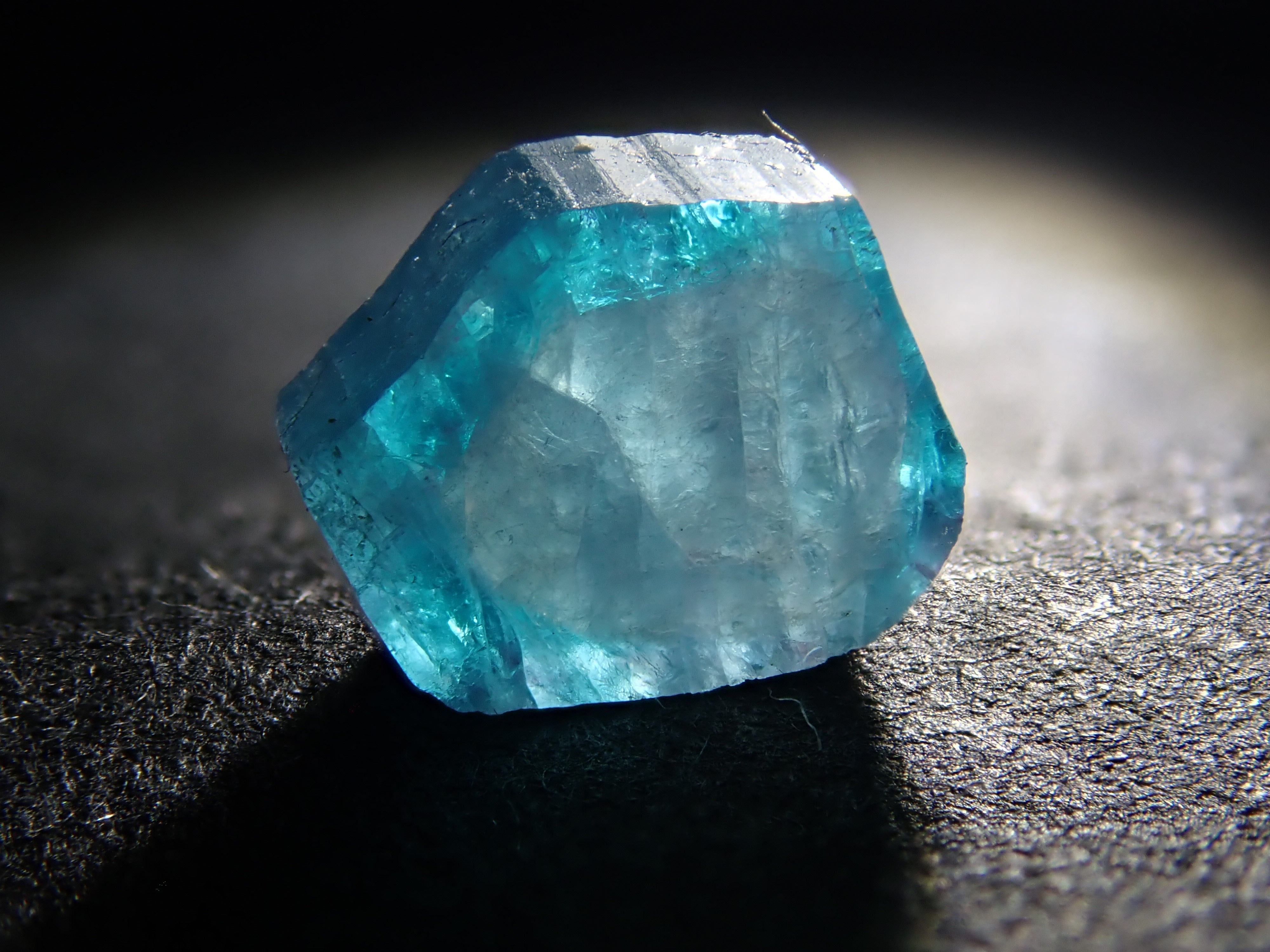 ブラジル産パライバトルマリン 0.759ct原石