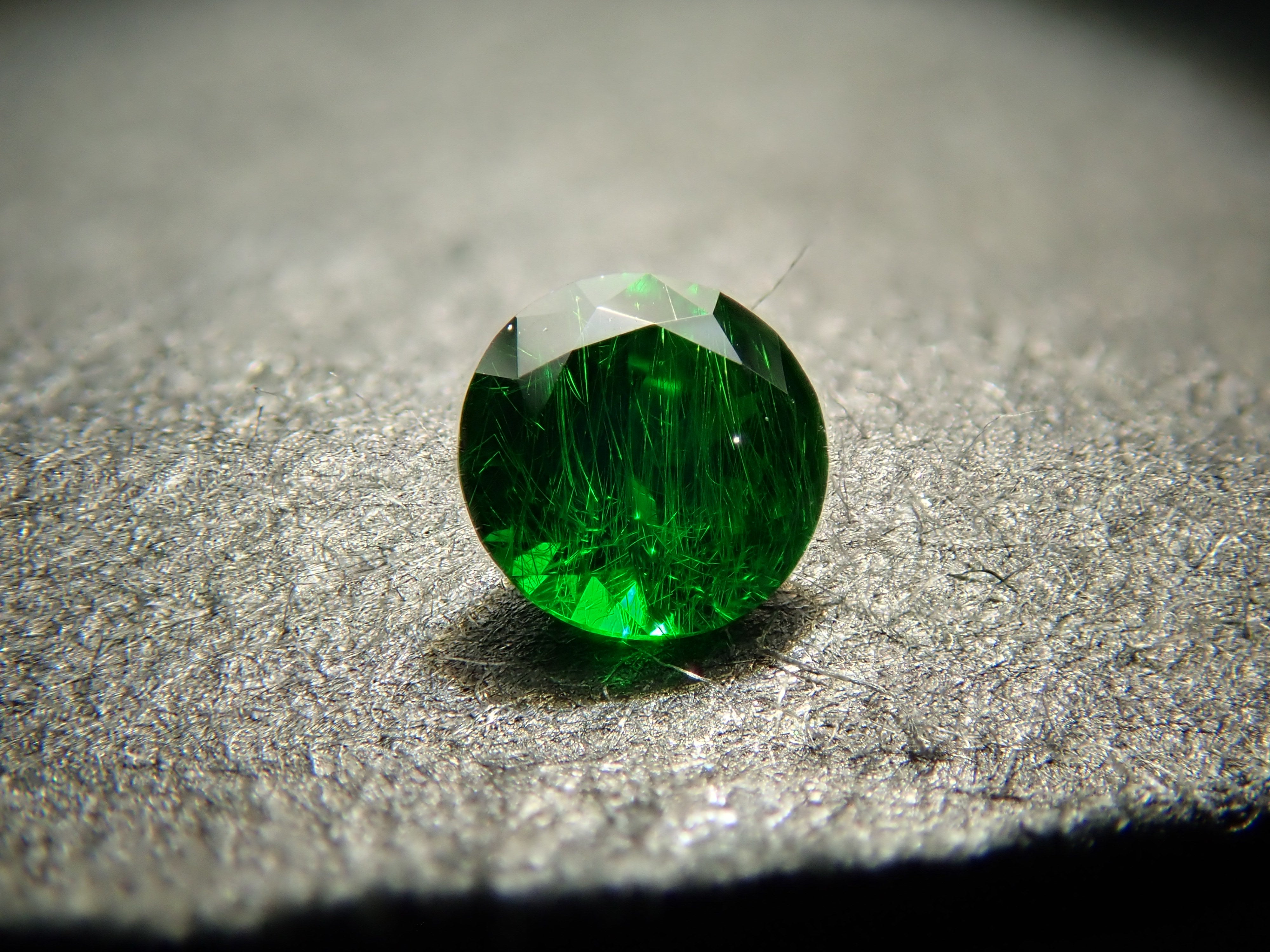 ロシア産デマントイドガーネット（ホーステール認む） 0.063ctルース