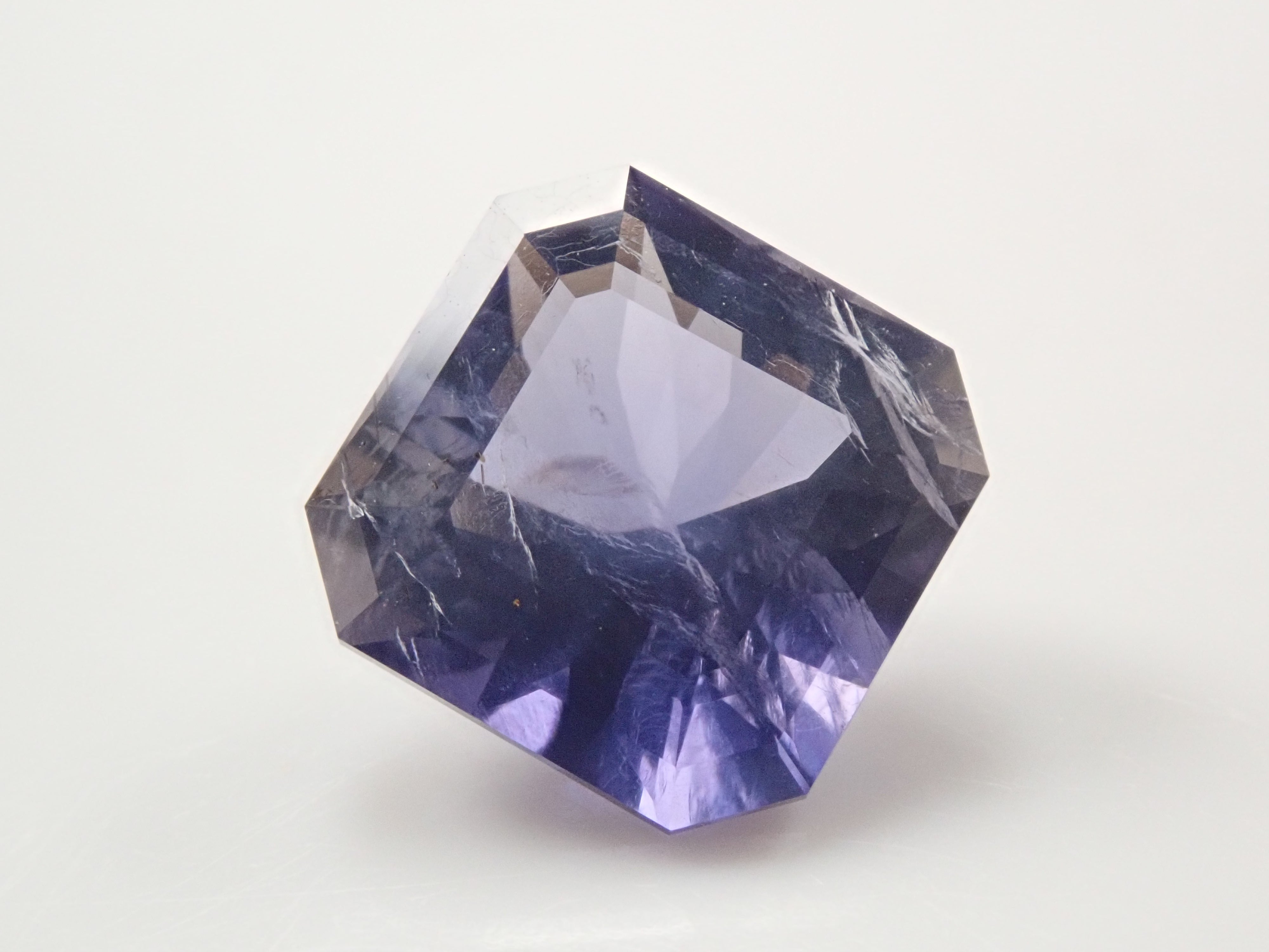 マダガスカル産アイオライト 2.272ctルース