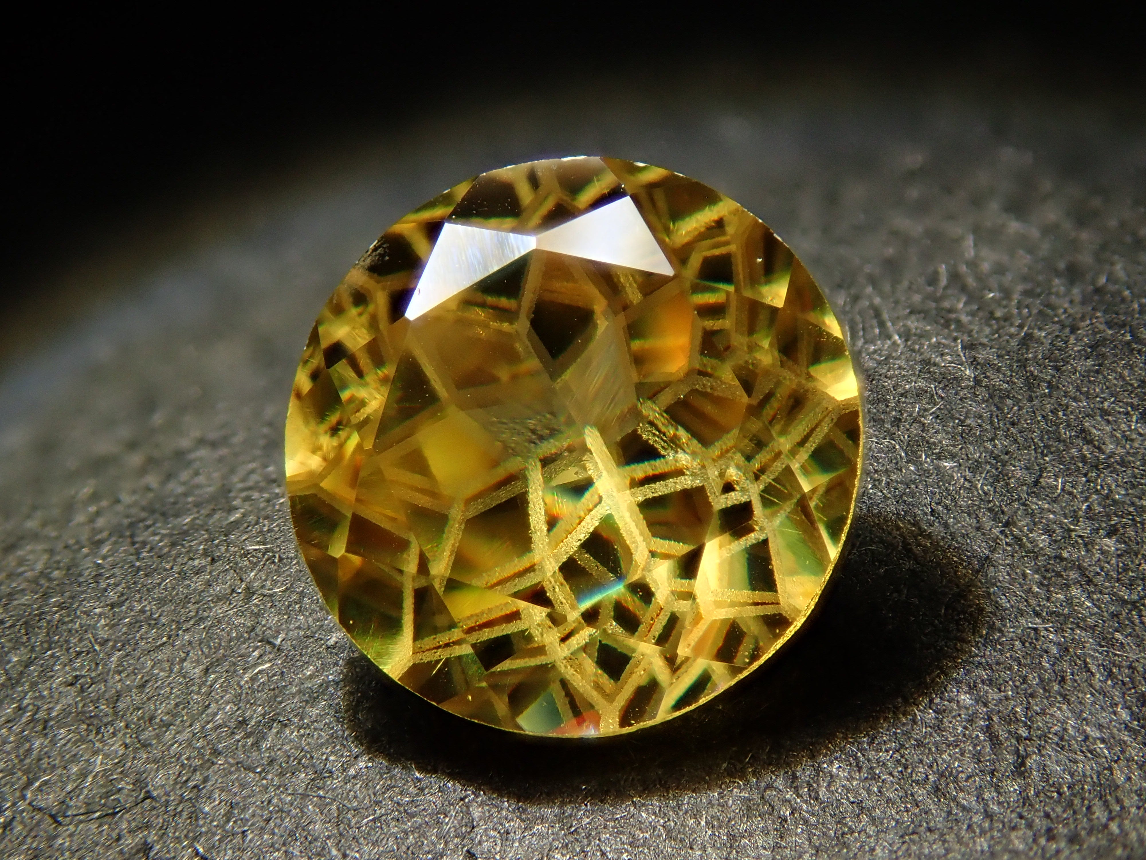 マダガスカル産スフェーン 0.935ctルース