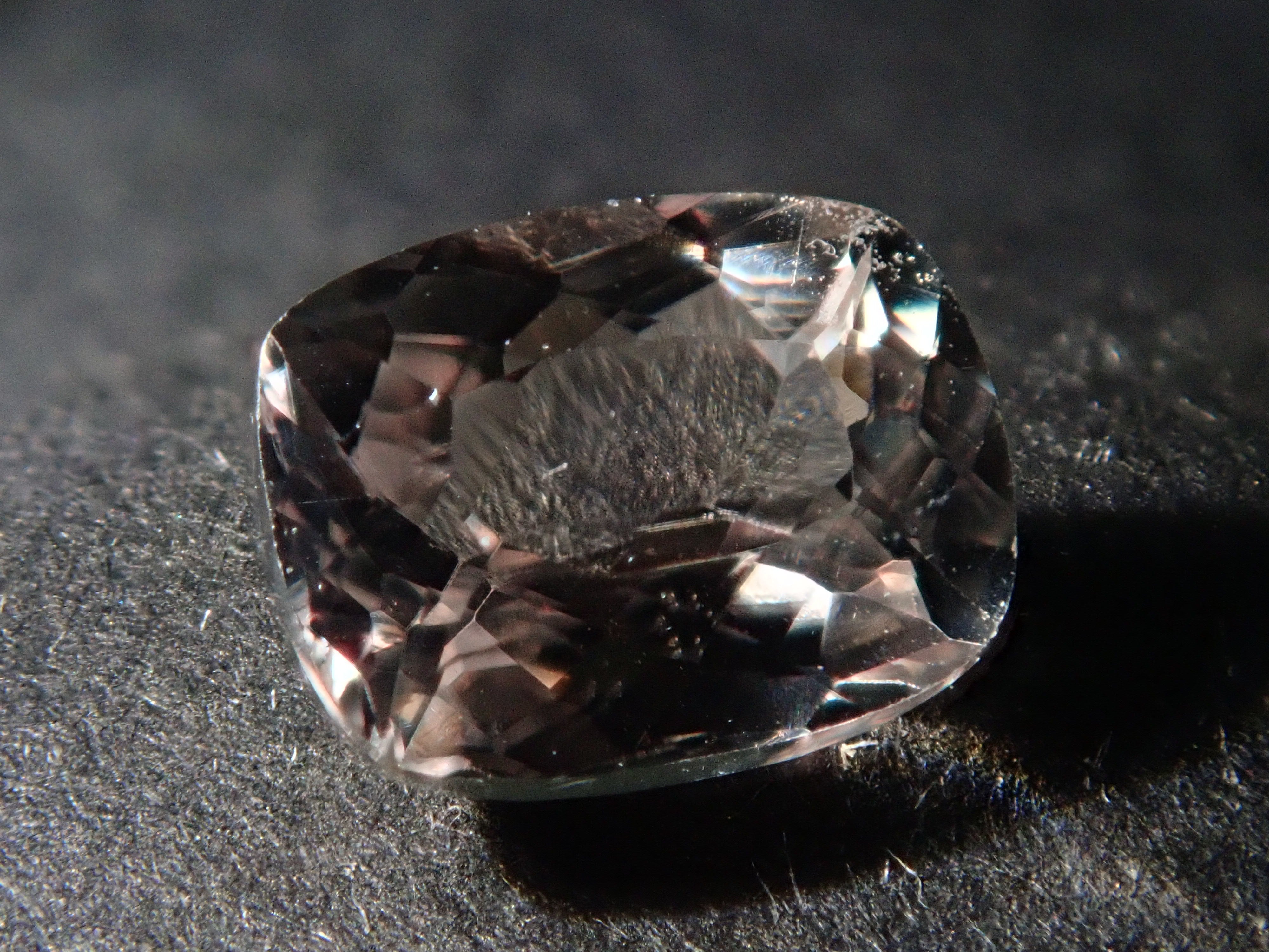 トルコ産ダイアスポア 0.657ctルース