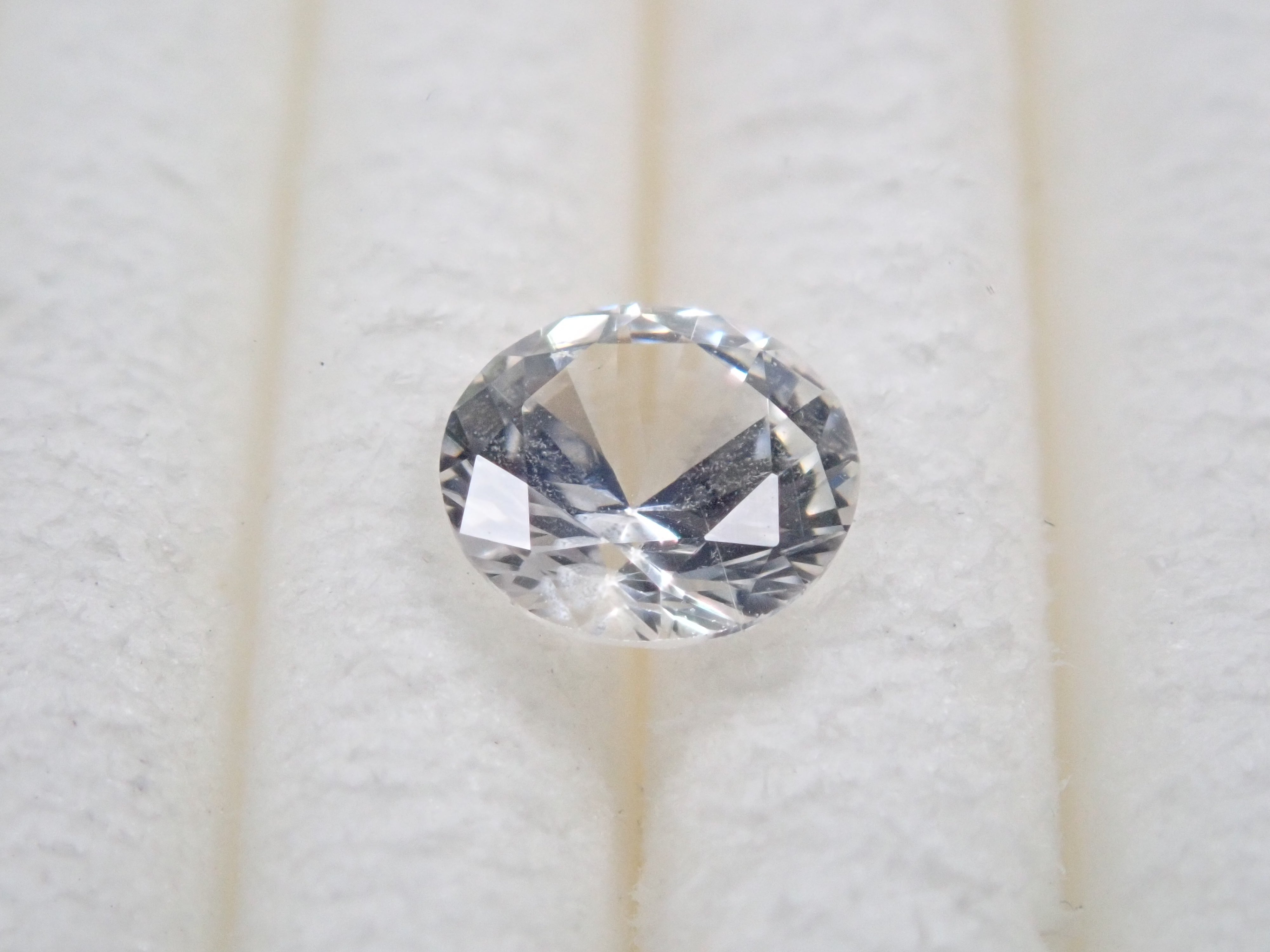 スリランカ産ホワイトサファイア 4.3mm/0.382ctルース