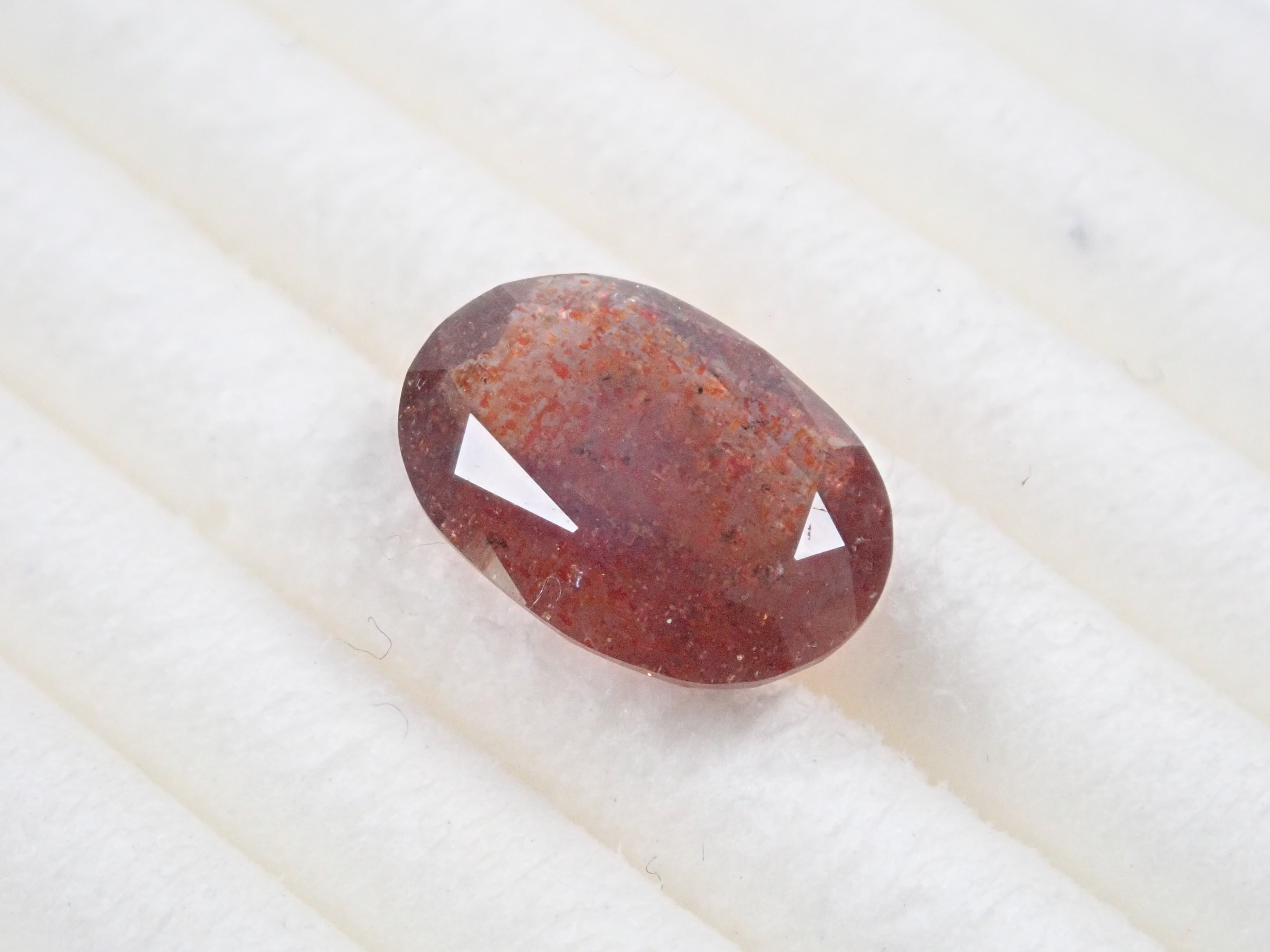 インド産ブラッドショットアイオライトサンストーン 1.090ctルース