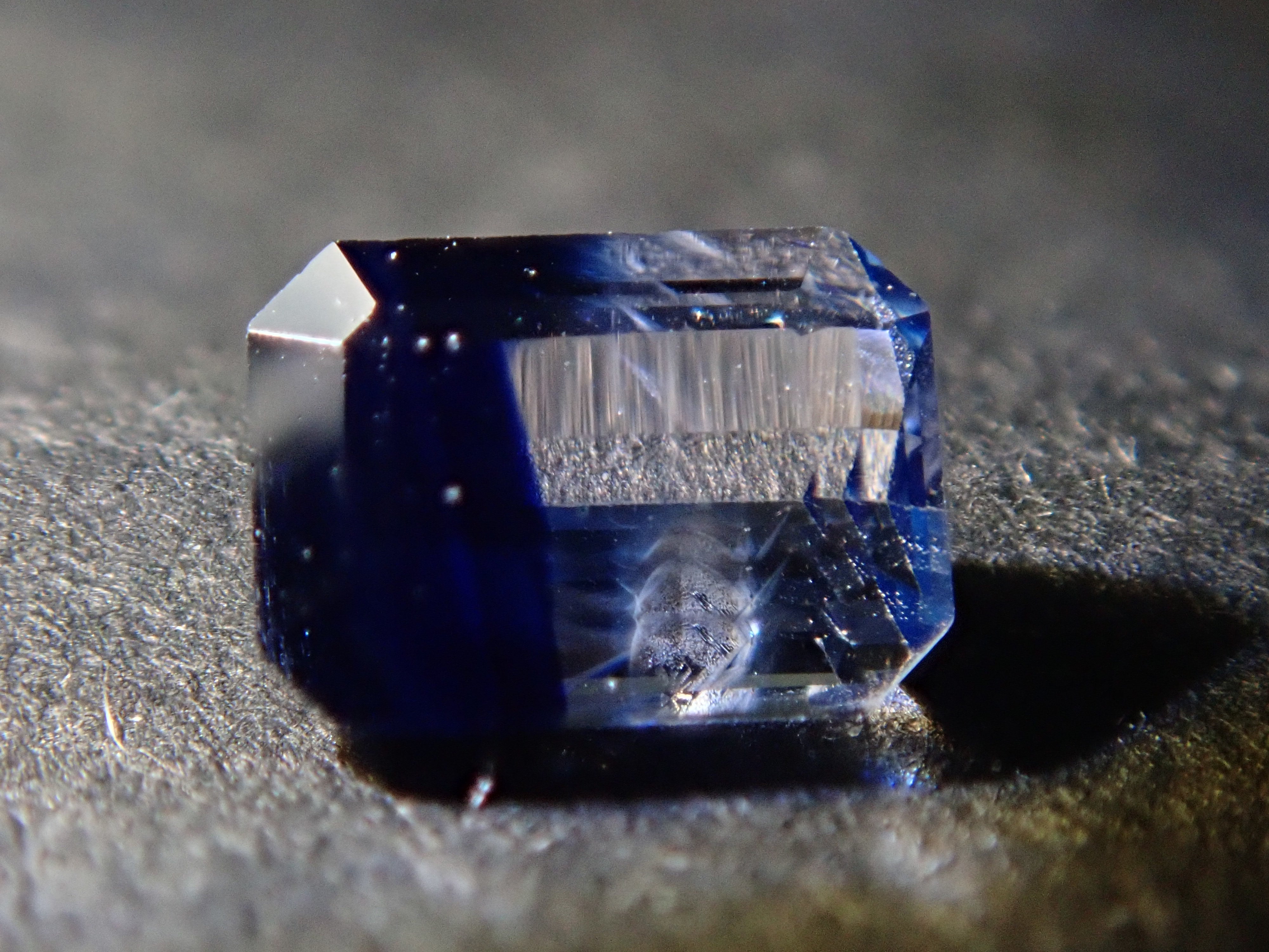 スリランカ産バイカラーサファイア 0.304ctルース