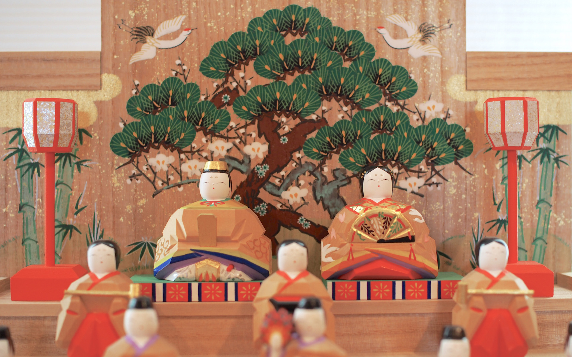 木箱に納まる小さな雛人形。女性職人がつくる奈良一刀彫の「段飾雛