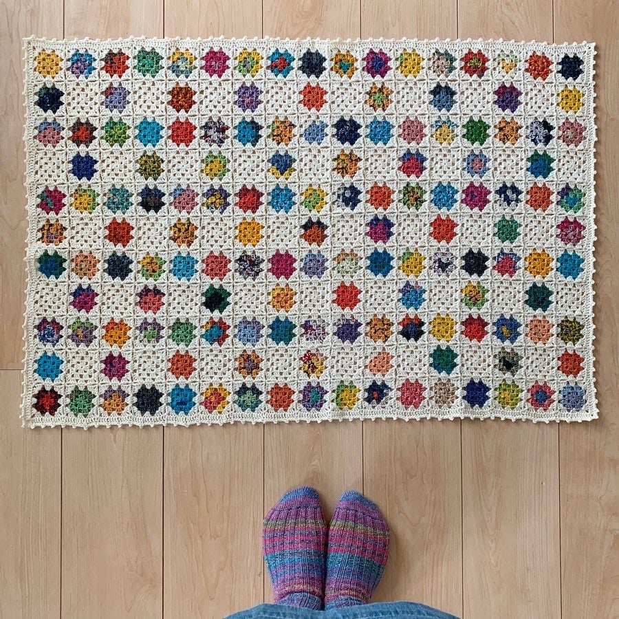 Opal毛糸のカラフルなグラニースクエアブランケット完成 | 「けいと