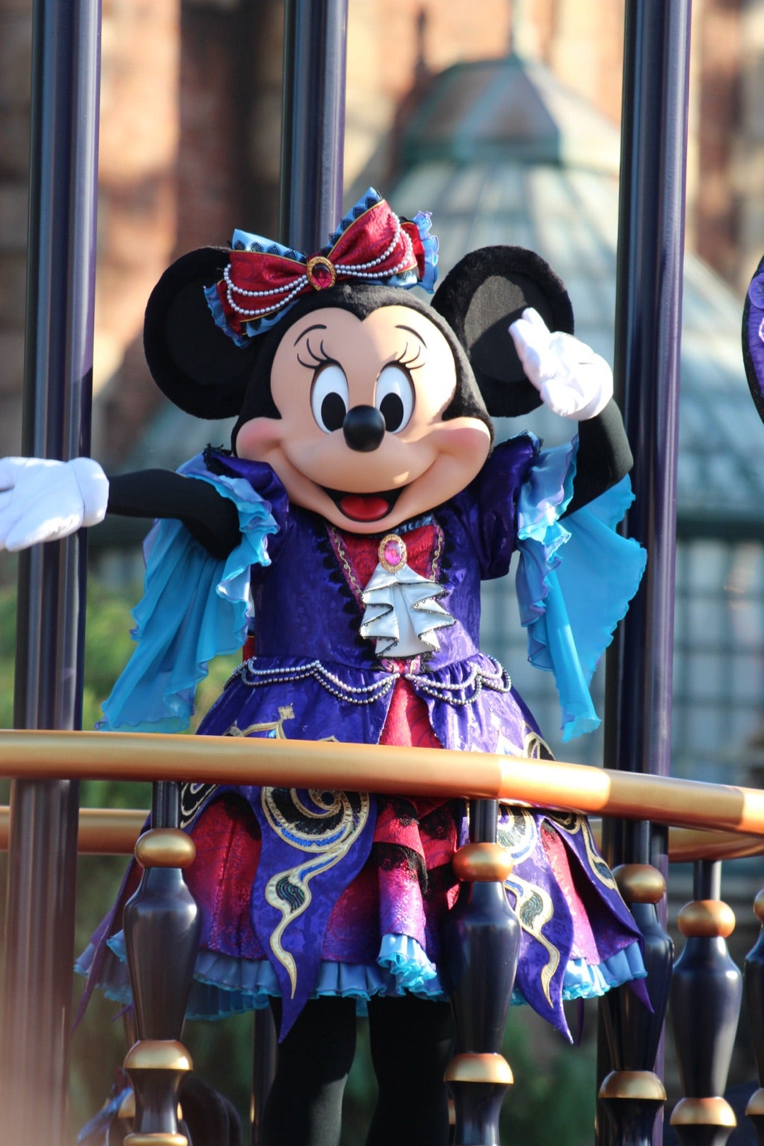 ミニーちゃんポジ、立ち見後方から隙間産業の