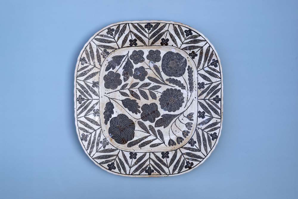 動物や植物の図案が器に躍る！鹿児島 睦の個展「MAKOTO KAGOSHIMA