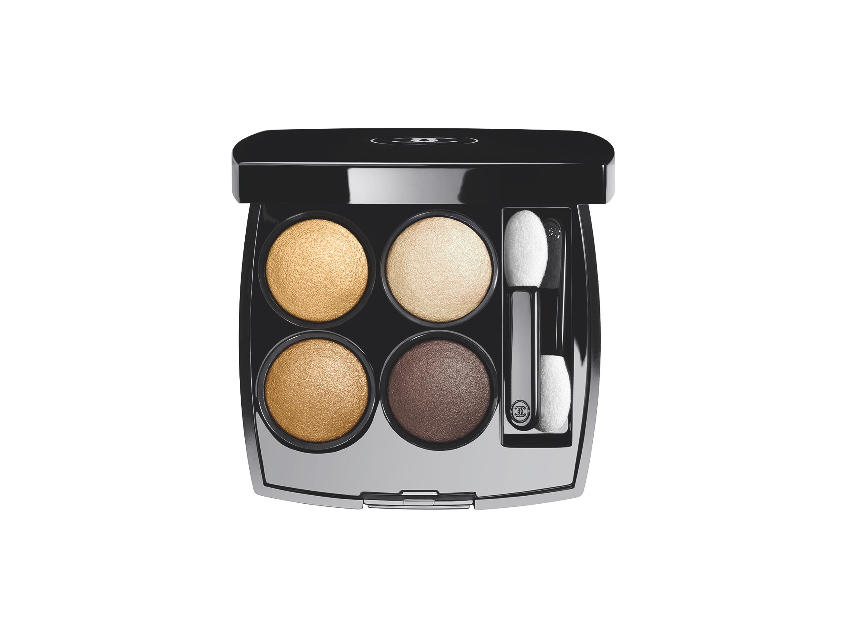 シャネルの新コレクションにアイコニックなまなざしを作るアイシャドウ