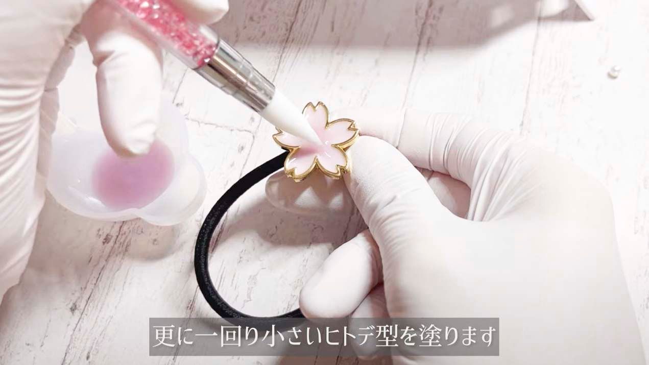 桜の花びらを閉じ込めたレジンキーホルダーの作り方/グラデージョンが