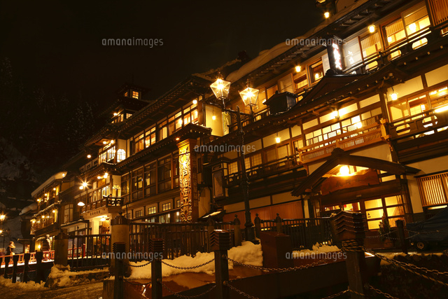 雪景色の銀山温泉 能登屋旅館[10696000250]の写真・イラスト素材