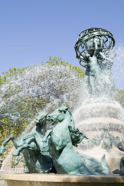 リュクサンブール公園の噴水と彫刻[10610001123]の写真・イラスト素材