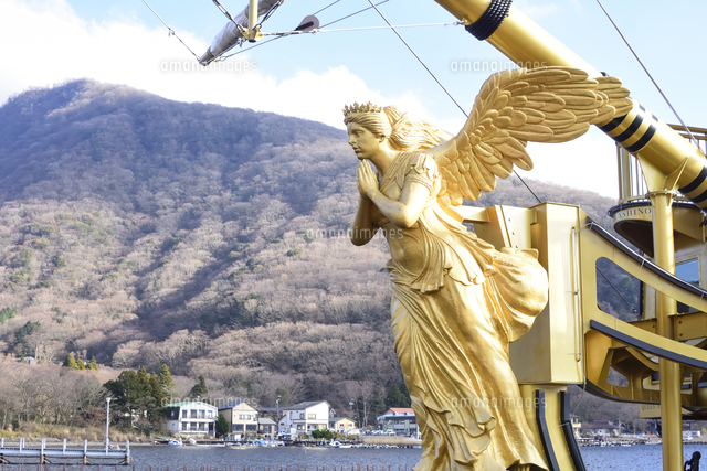 芦ノ湖の箱根観光船（愛称海賊船）の船首像に飾られた羽のある女性の像