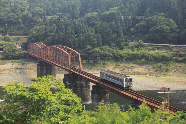 球磨川第一橋梁を走る肥薩線[10790006489]の写真・イラスト素材
