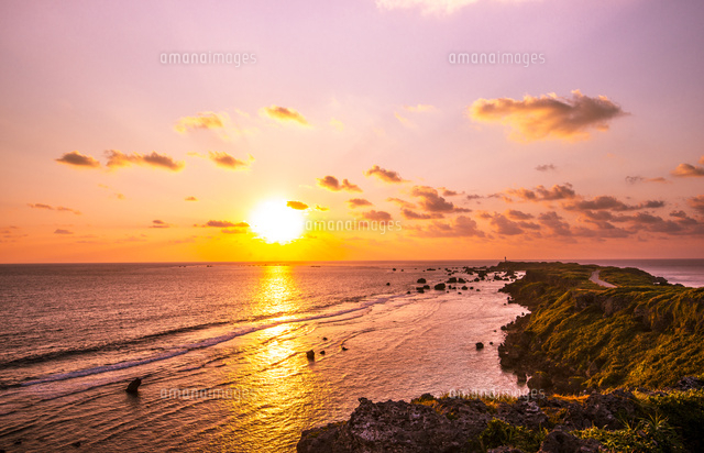 宮古島東平安名崎と日の出[25720006123]の写真・イラスト素材｜アマナ