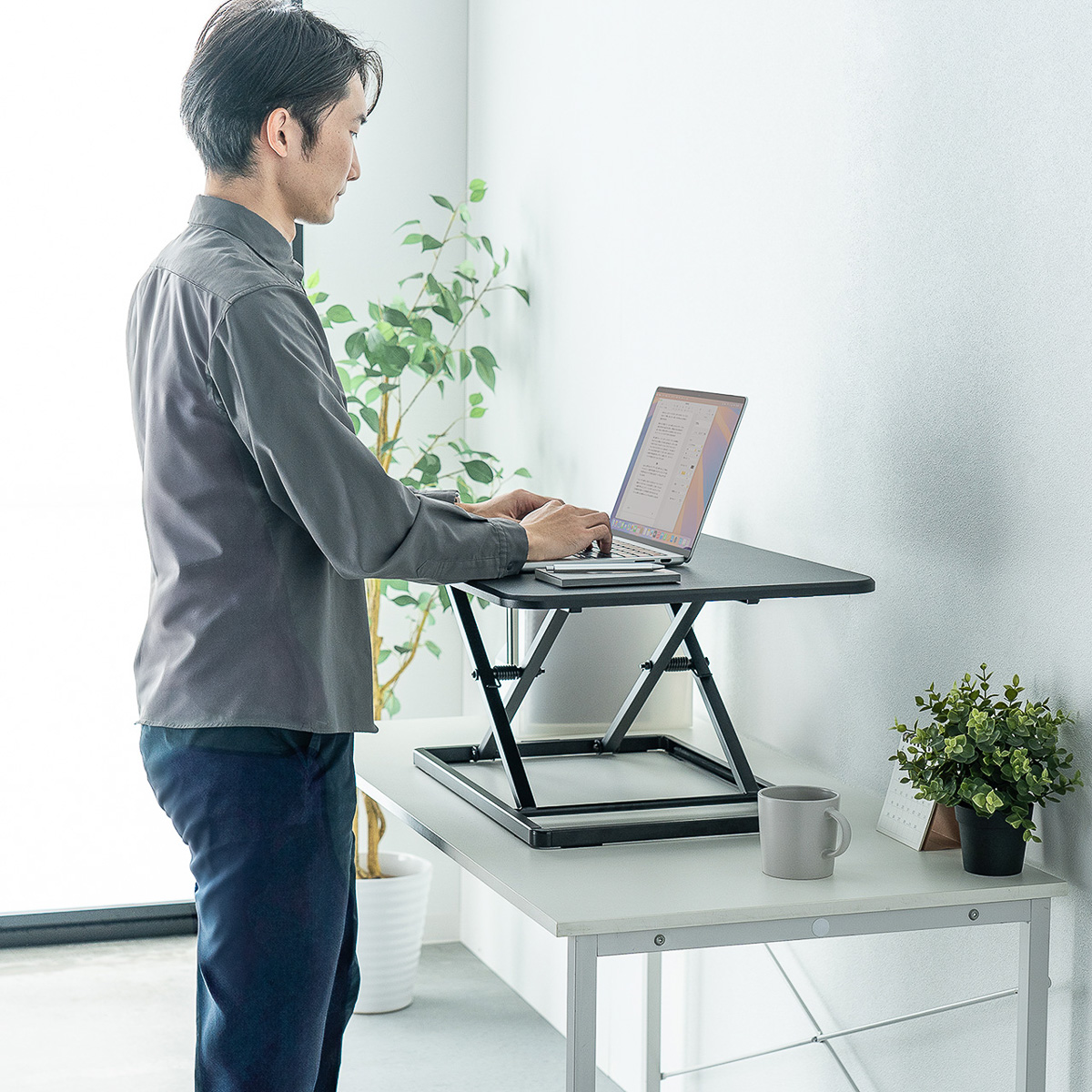 いつもの机が昇降式デスクに！置くだけで簡単に使える卓上