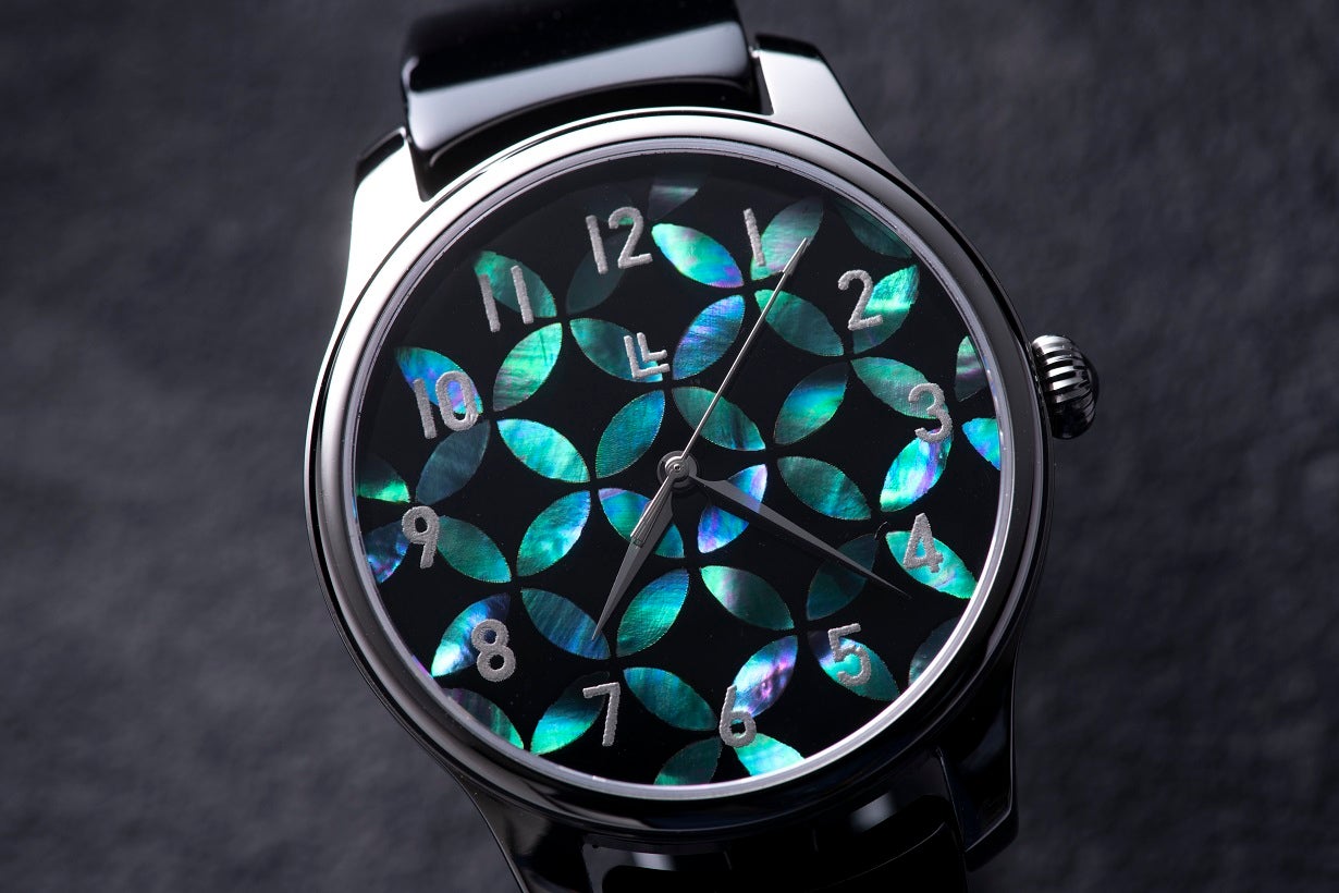 宝石のような虹色の光沢。特別限定販売、 鯖江バングルウォッチ×藍紅