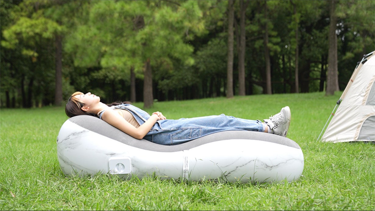 空気の入れ抜きは全自動で。最高にリラックスするならエアーソファー