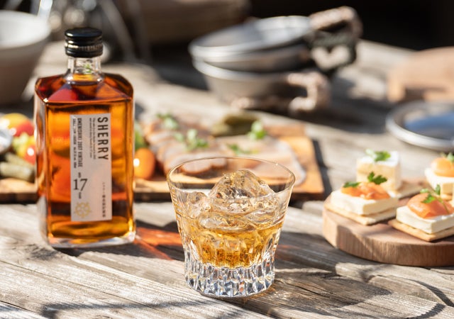 シェリー樽17年＆タンク18年の長期貯蔵の米焼酎をブレンドした琥珀色に