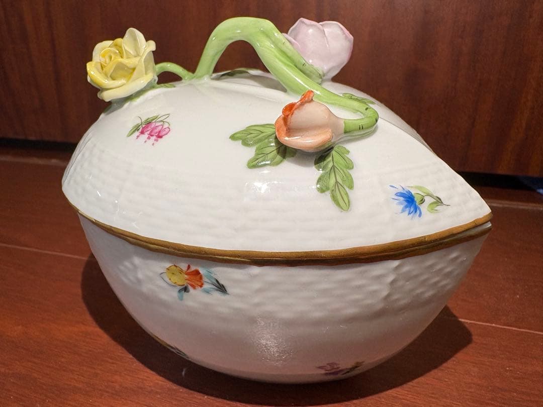 【極美品・ハンドメイド】ヘレンド ハート形小物入れ(L) ミルフルール ヘレンド（HEREND） 丸形小物入れ(高さ:9cm)猫飾り ミルフルール(06033