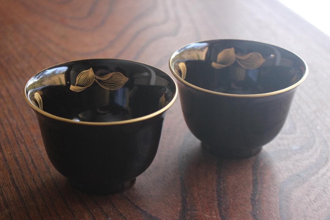 デッドストック！上質金縁黒漆に優美な葉文沈金の映える蕎麦猪口2点