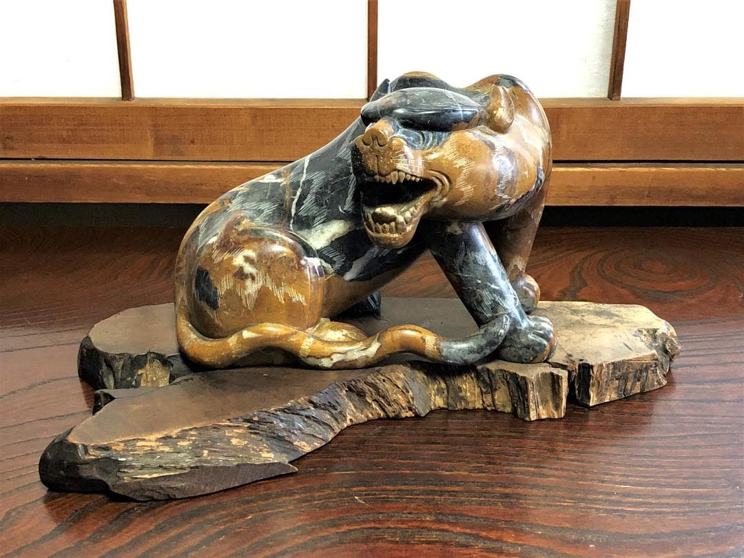 【 寿山石虎 】　天然石彫　江戸時代　ガラス眼　木台付 タイガーアイ(虎目石)を持つ昇り龍 置物 ドラゴン クリアガラス