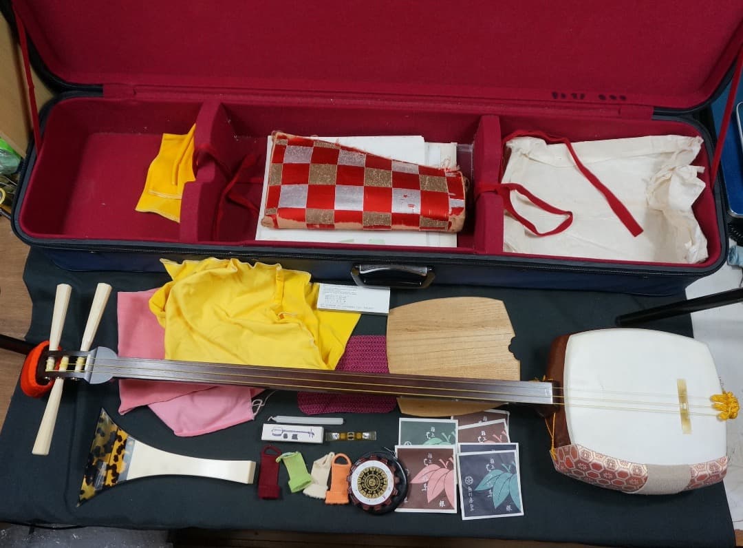 【中古品】三味線 本体、バチなど付属品多数、ハードケースケース付き 三味線 ハードケース付 現状品 - メルカリ