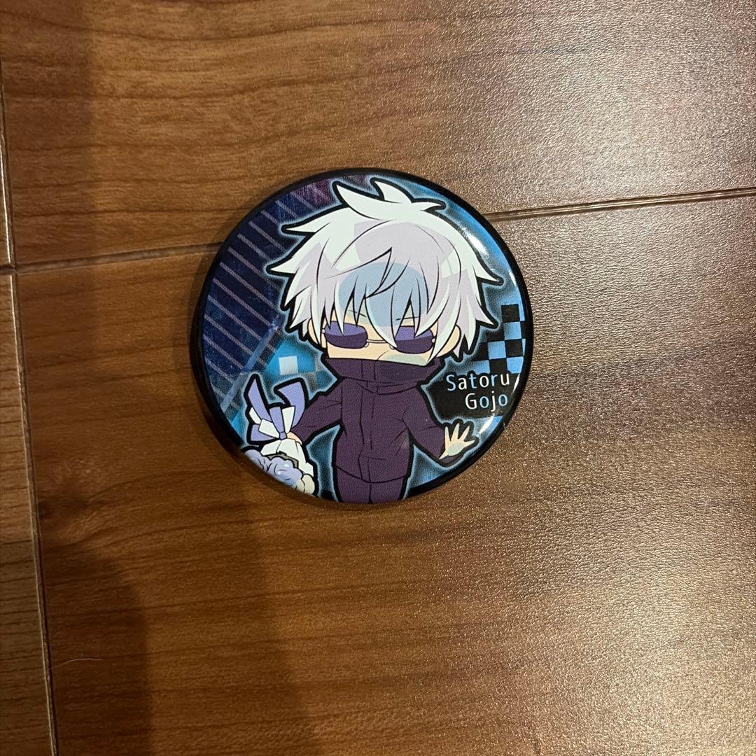 呪術廻戦 ぴた！でふぉめ オープニング　缶バッジ　五条悟 ぴた!でふぉめ 呪術廻戦 あの日の思い出缶バッジ｜商品情報｜タカラ