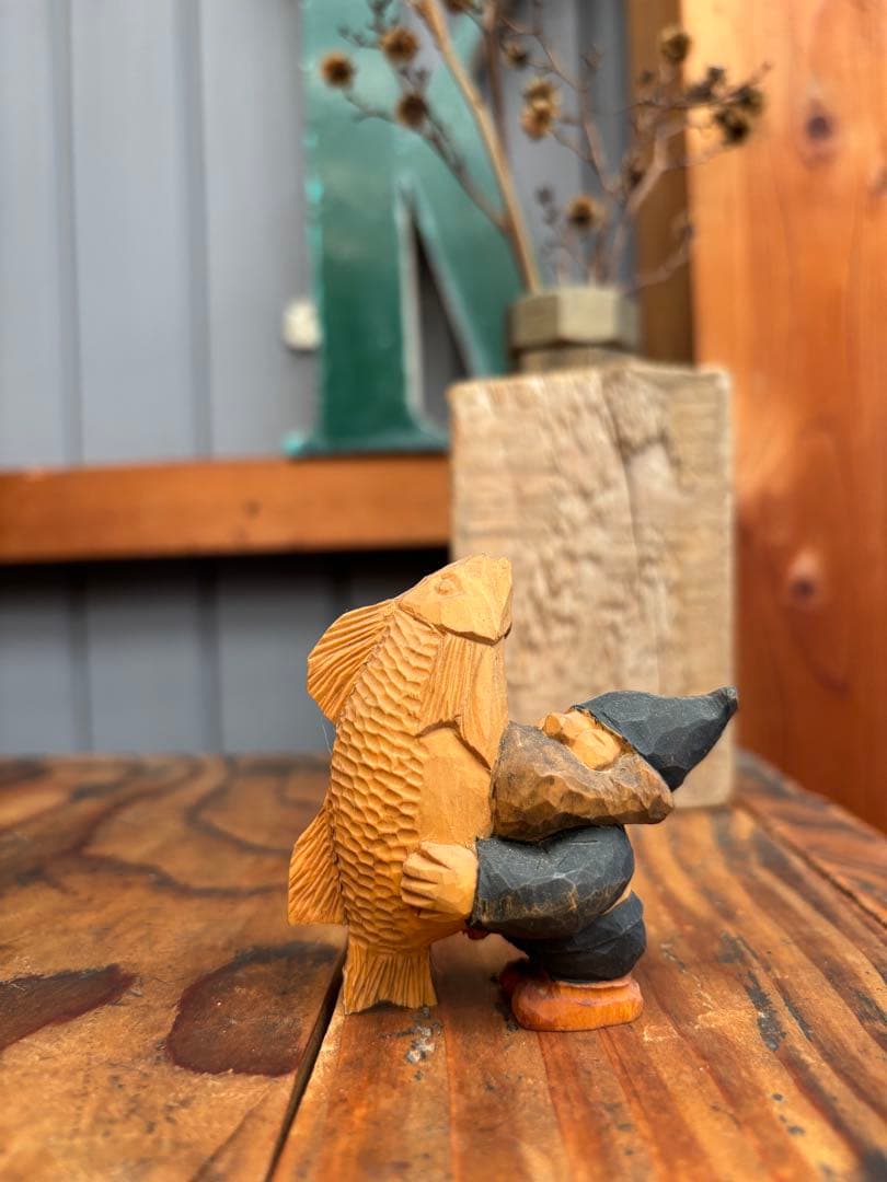 藤岡孝一 木彫 ポルックス 小人 魚を抱える小人 b 北海道作家 彫刻