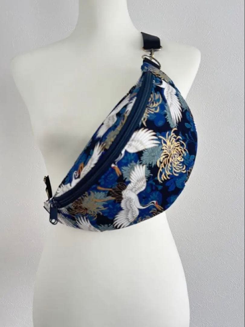 鶴と菊の和柄スリングバッグ｜キルト芯でふっくら形をキープ／クロスボディバッグ 鶴と菊の和柄スリングバッグ｜キルト芯でふっくら形をキープ／クロス