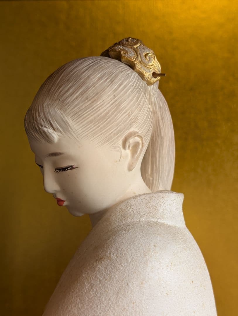 西頭哲三郎作 陶器製日本人形 「早春」- 繊細な美しさが光る