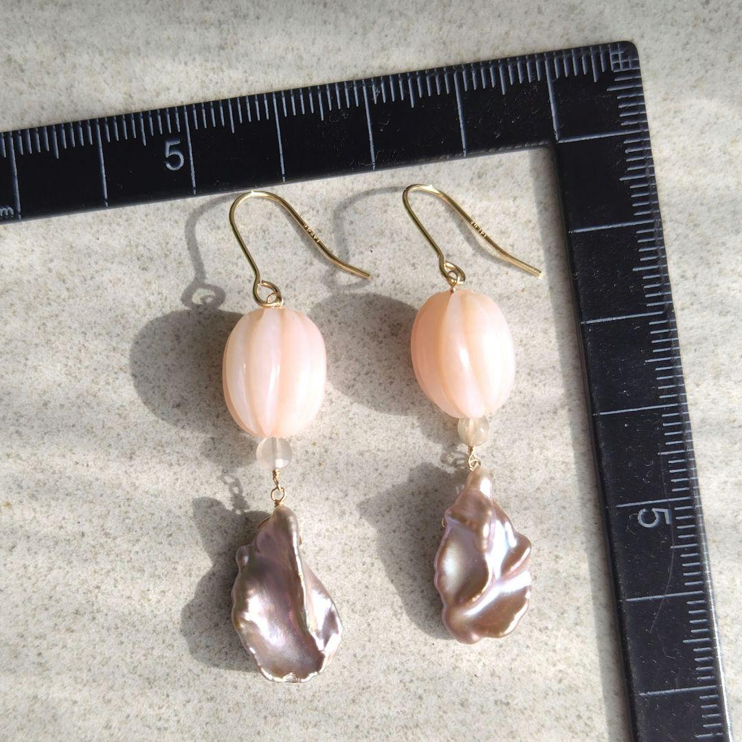 14Kgf春来い！ピアス 優しいピンクオパールとワイルドグレーバロック