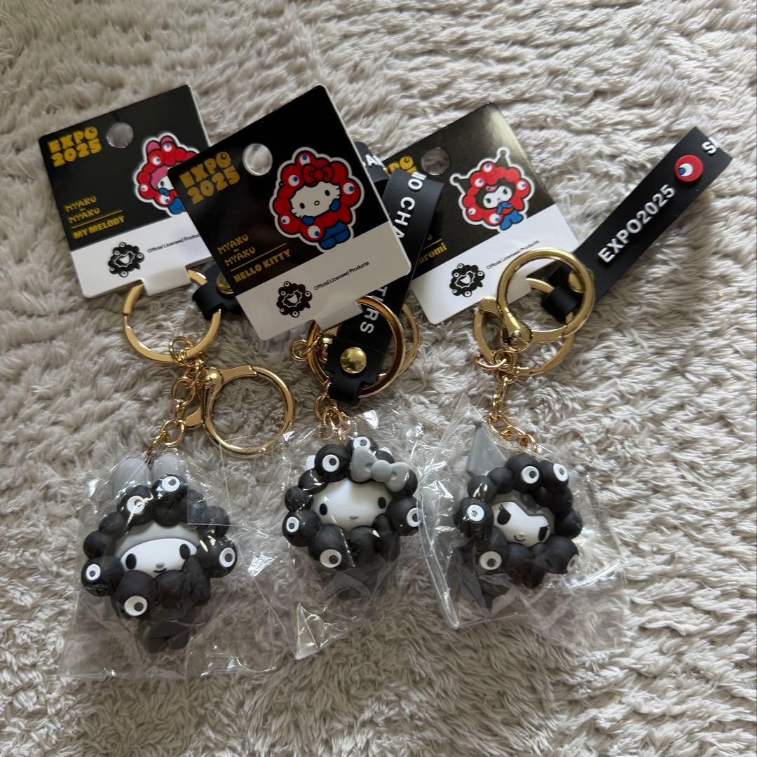 万博サンリオ　黒ミャクミャクミャクなりきりキーホルダー クロミ　キティ　マイメロ サンリオ人気キャラが…入手困難「黒ミャクミャク」仕様に！？ 万博で