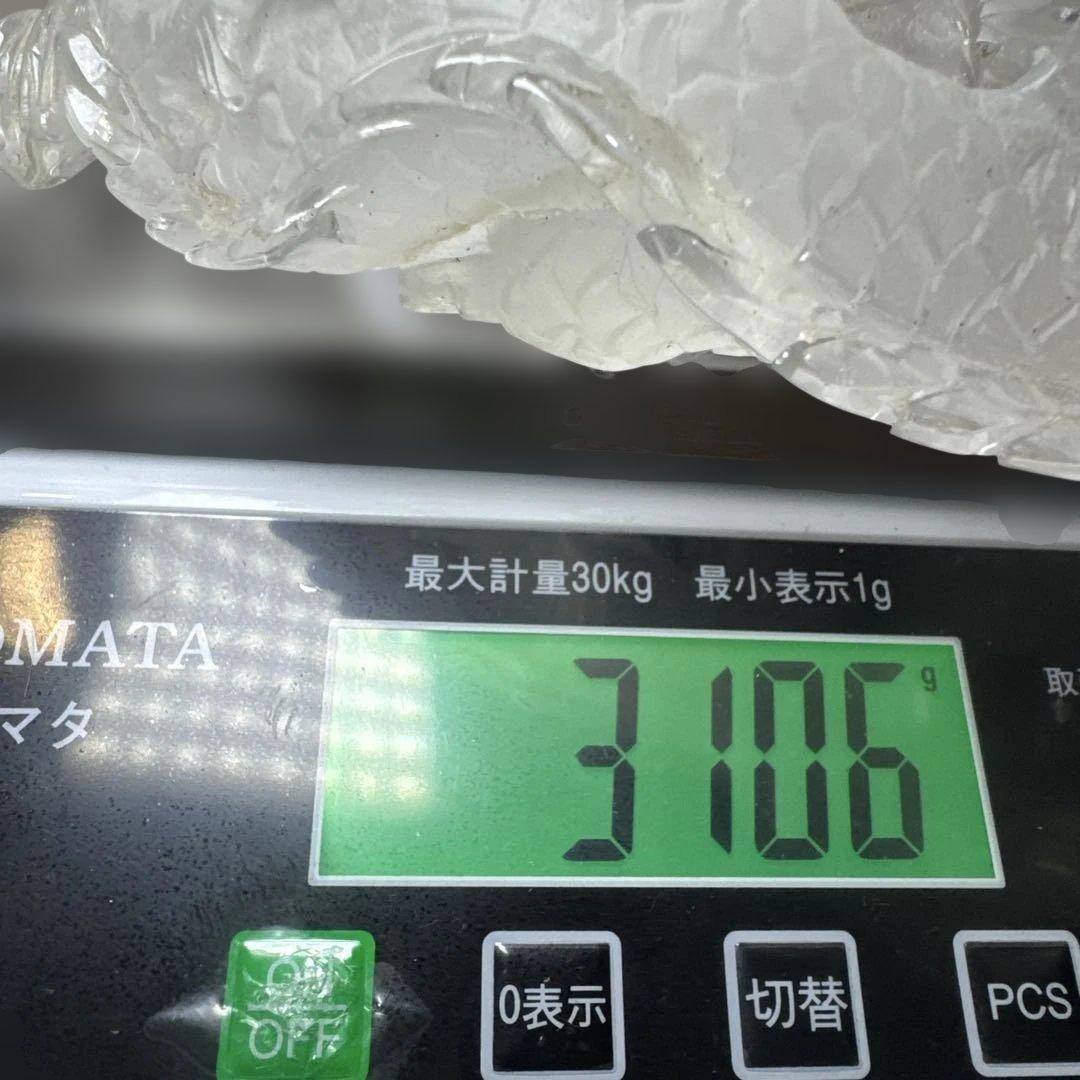 圧巻3.1kg】天然水晶 双龍彫刻 台座付 巨大玉持ち 置物 - メルカリ