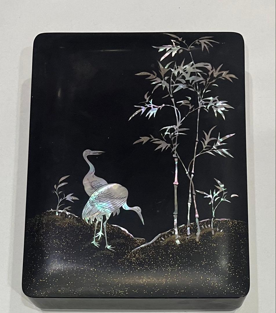 硯箱　青貝　中身あり 川之邊一朝《梨子地青貝唐草内蒔絵料紙箱・硯箱》 - 国立工芸館