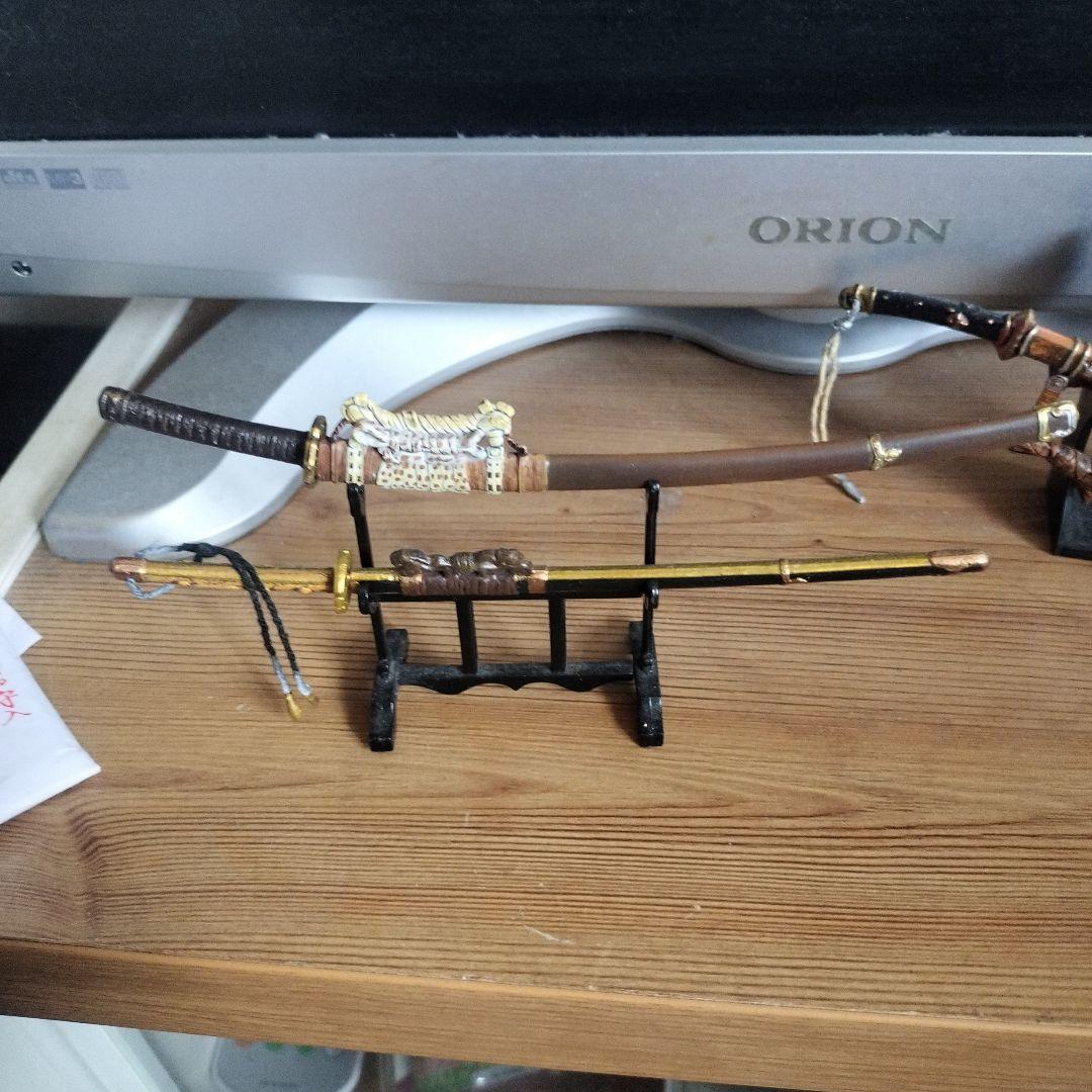 ミニチュア刀セット Amazon | ミニチュア日本刀・ 龍さや 二段台付・ 日本製 | 民芸品