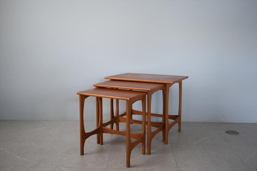 英国アンティーク木製ネストテーブル3台/収納式机/飾り棚/花台(92-85) 英国アンティークの3台セットのテーブル、ウォールナット材のネスト