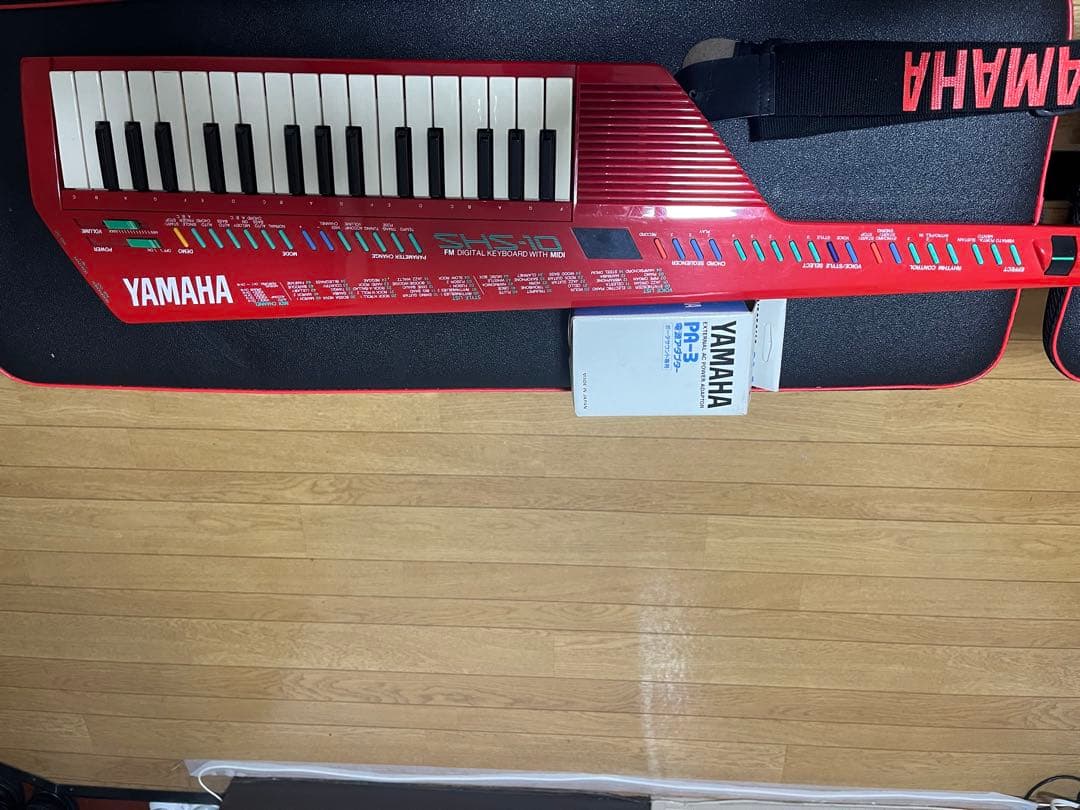 YAMAHA ヤマハ SHS-10 R　ショルダーキーボード SHS-10 - 展示コレクション - INNOVATION ROAD - ヤマハ株式会社