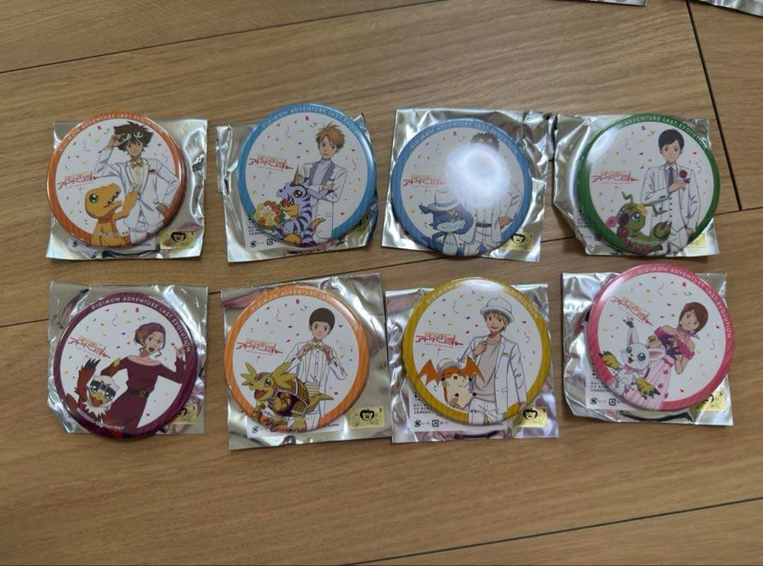 デジモンアドベンチャー ラスエボ カラオケの鉄人 缶バッジ 全8種 グッズ-バッチ】デジモンアドベンチャー 描き下ろし 25th Anniversary